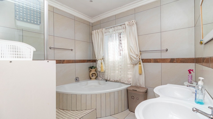 7 Bedroom Property for Sale in Kleinmond Western Cape